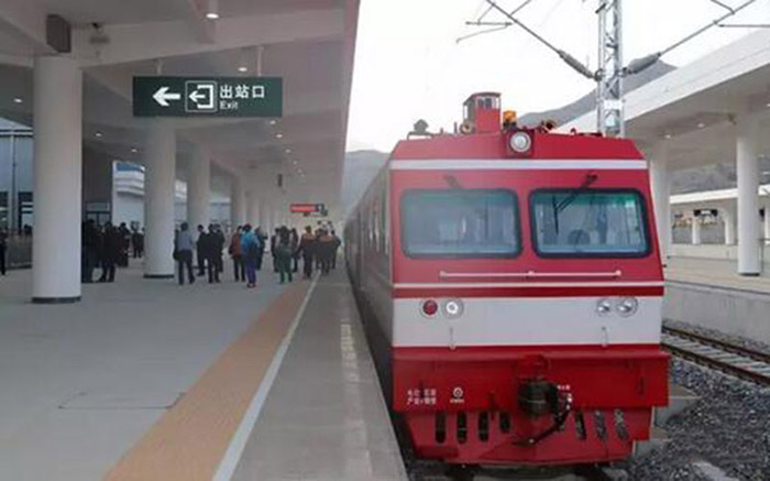 全國(guó)、省市政協(xié)委員體驗(yàn)蘭渝鐵路、視察階州廣場(chǎng)