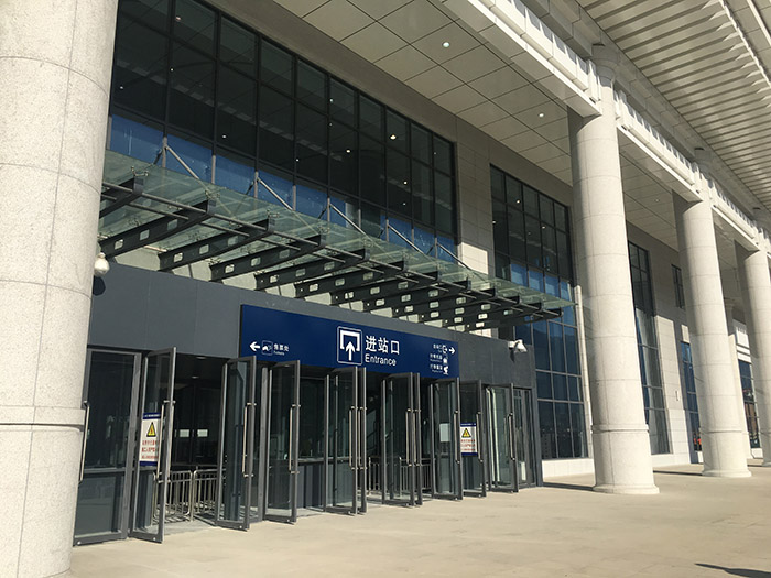 全國(guó)、省市政協(xié)委員體驗(yàn)蘭渝鐵路、視察階州廣場(chǎng)