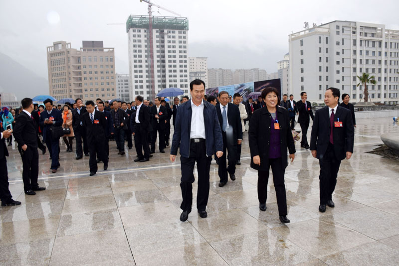 政協(xié)隴南市第四屆委員會(huì)第一次會(huì)議委員參觀(guān)階州廣場(chǎng)