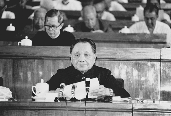 關于堅持和發(fā)展中國特色社會主義的幾個問題