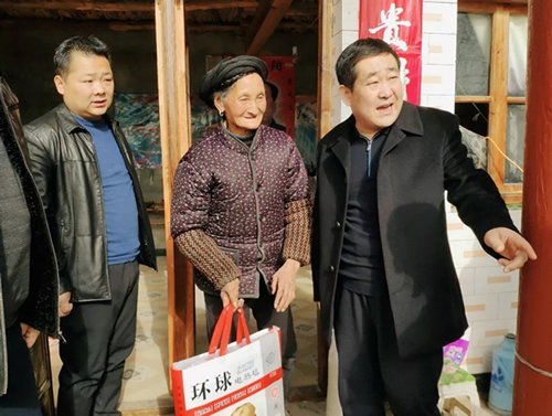 市龍江集團在文縣橋頭鎮(zhèn)安子坡村開展“解難題、辦實事、送溫暖”活動