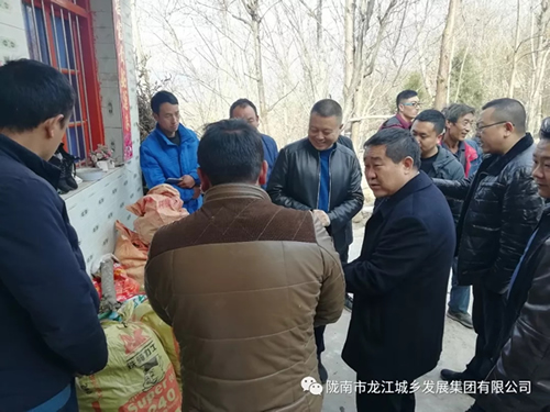 市龍江集團在文縣橋頭鎮(zhèn)安子坡村開展“解難題、辦實事、送溫暖”活動