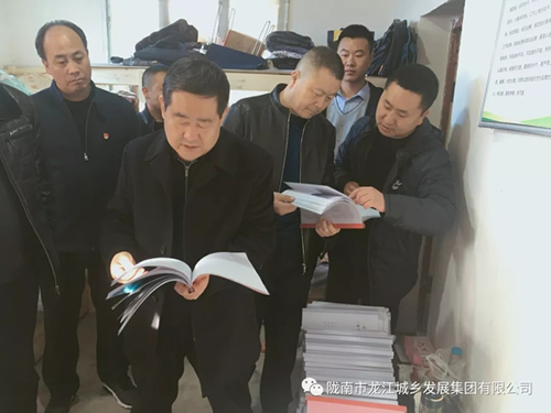 市龍江集團在文縣橋頭鎮(zhèn)安子坡村開展“解難題、辦實事、送溫暖”活動